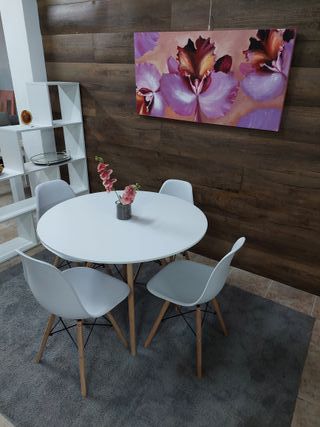 Mesa redonda blanca con 4 sillas