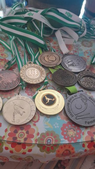 Lote 11 medallas deportivas variadas