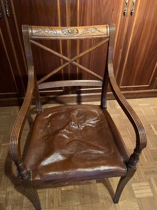 Silla de cuero marrón estilo Chesterfield
