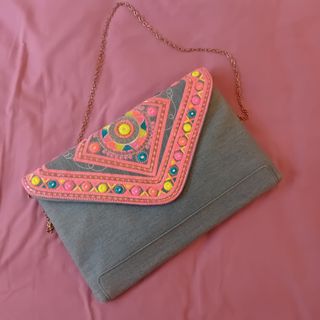 Cartera de mano vaquera bordada
