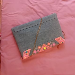 Cartera de mano vaquera bordada