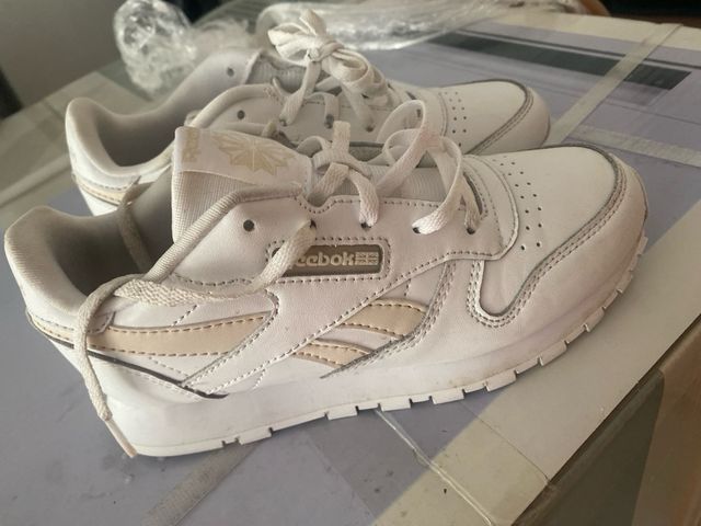 Zapatillas Reebok Clásicas Beige y Blancas