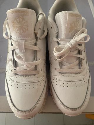Zapatillas Reebok Clásicas Beige y Blancas