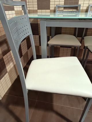 Mesa extensible cristal y aluminio y 4 sillas