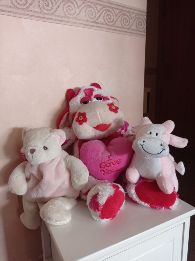 Lote 3 peluches de vacas y el oso tonos rosa 