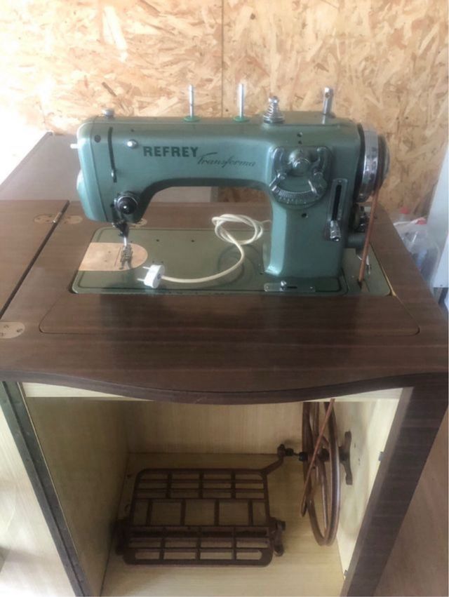 Máquina de coser Refrey con mueble