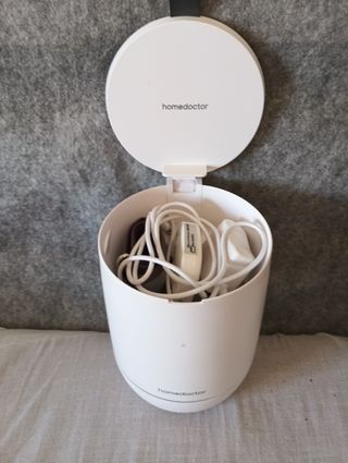 Contenedor blanco Homedoctor con cables