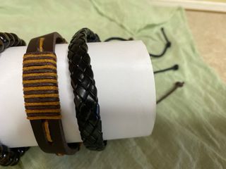 12 braccialetti uomo simil cuoio e legno. 