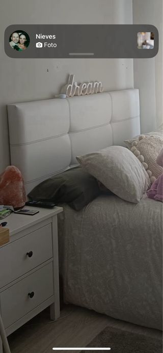 Cama tapizada blanca