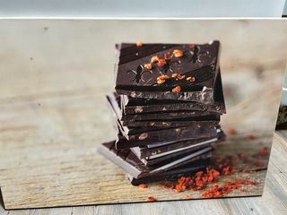 Cuadro de chocolate con frutos rojos