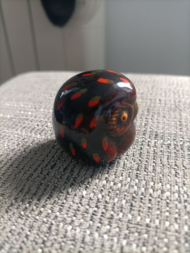 Figura antigua de barro con diseño de búho