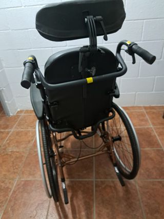 Silla de ruedas reclinable y articulada
articulada