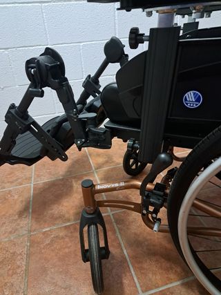 Silla de ruedas reclinable y articulada
articulada