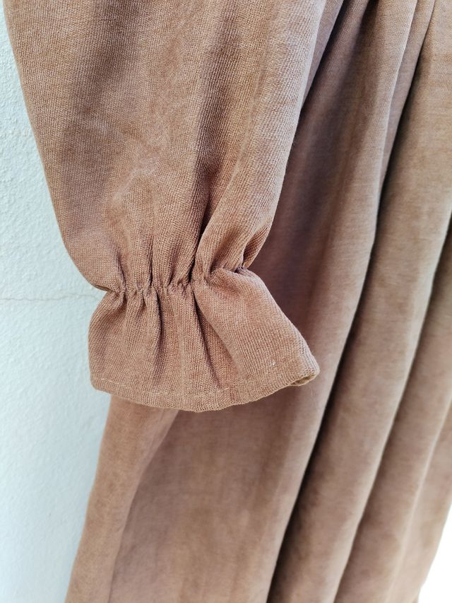 Vestido marrón con botones y cuello alto