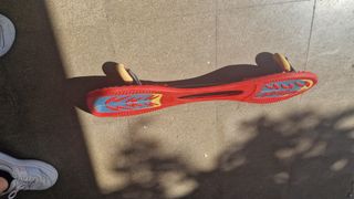 Skate de dos ruedas rojo