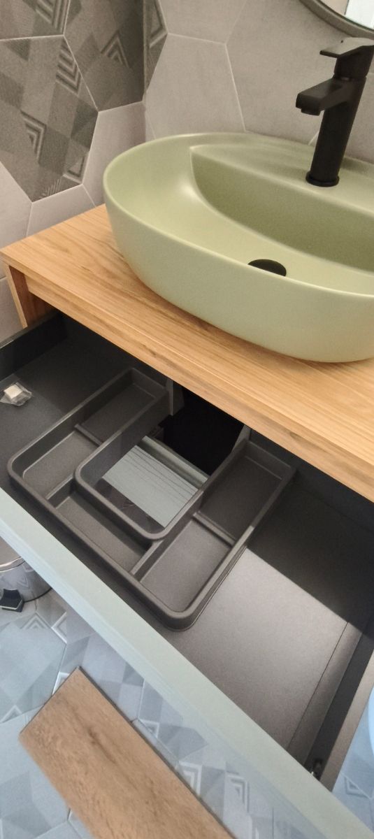 Lavabo de cerámica y madera