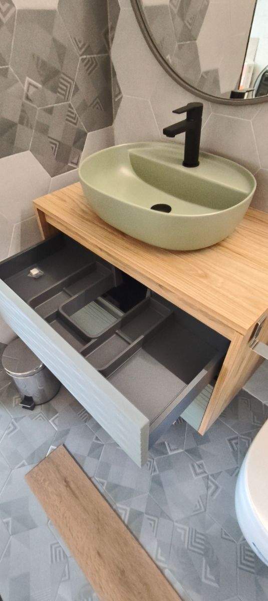 Lavabo de cerámica y madera