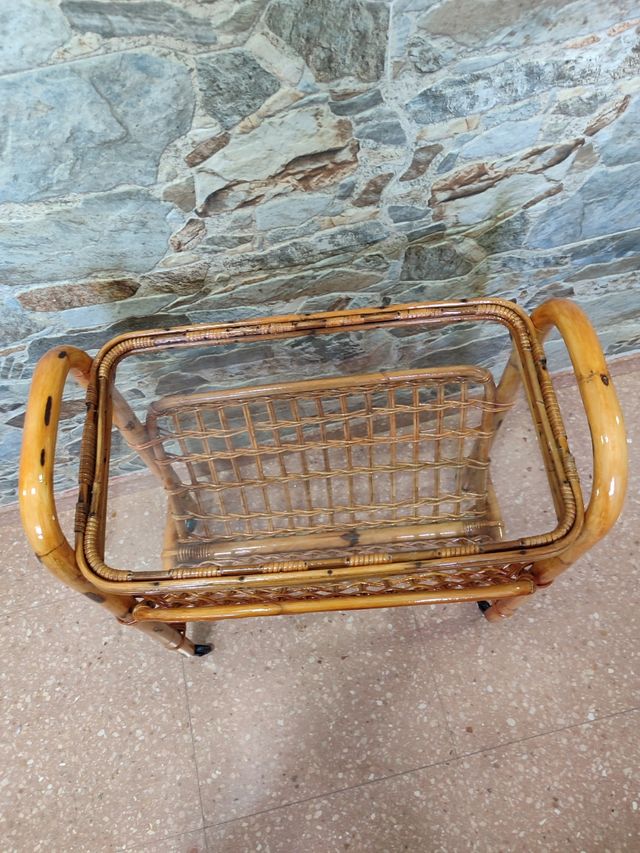 Mesa revistero de mimbre con cristal