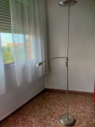 Lámpara de pie con luz para lectura