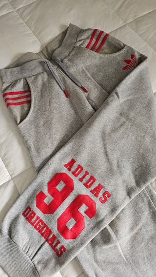 Chándal Adidas Gris con Detalles Rojos