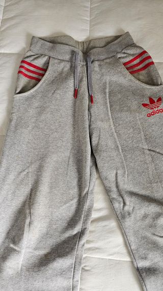 Chándal Adidas Gris con Detalles Rojos