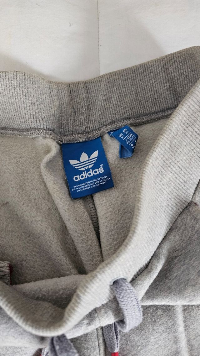 Chándal Adidas Gris con Detalles Rojos