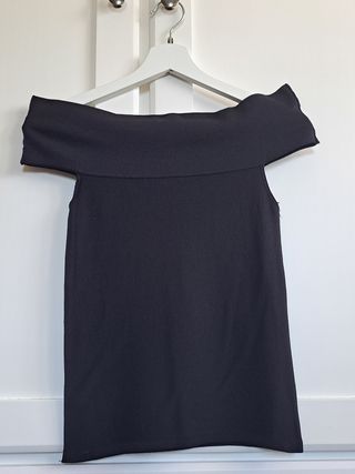 Top de punto negro sin hombros