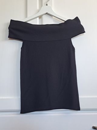 Top de punto negro sin hombros