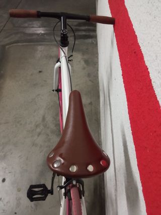 Bicicleta Fixie blanca ruedas rosas. 