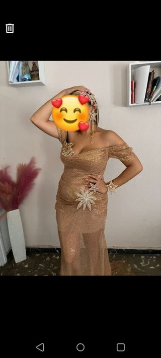 Vestido de fiesta dorado con pedrería