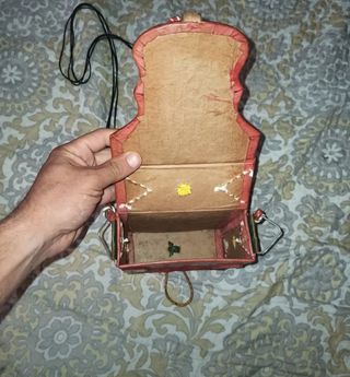 Bolso de piel rojo con diseño labrado