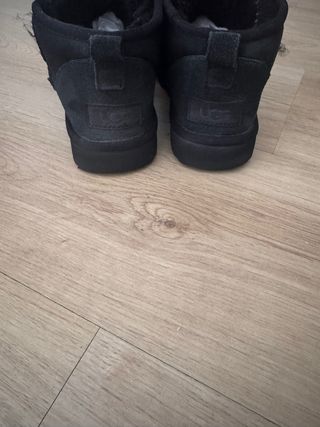 Botas UGG classic ultra mini negras.