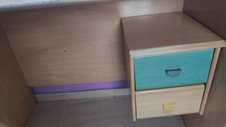 Escritorio de madera beige y verde