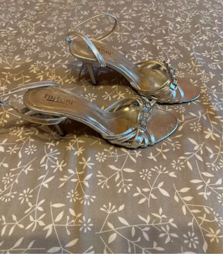 Tacones plateados con pedrería