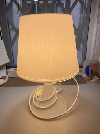 Lámpara de mesa blanca