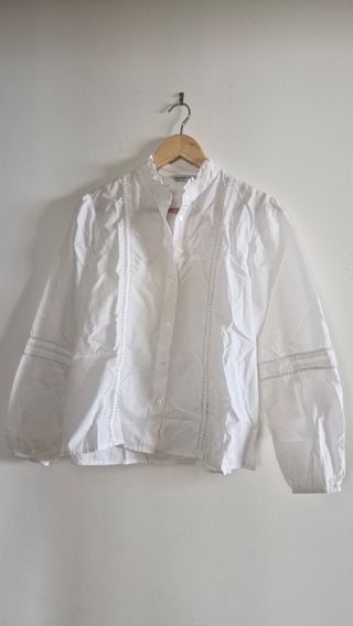 Camisa blanca oversize con perlas