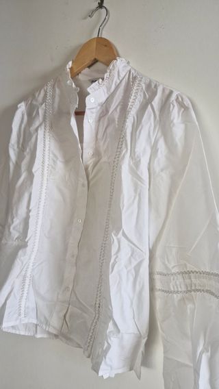 Camisa blanca oversize con perlas