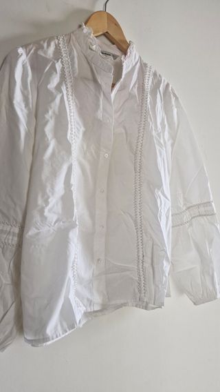 Camisa blanca oversize con perlas