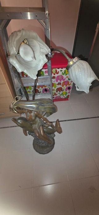 Lámpara de mesa con figura de sirena y delfín.