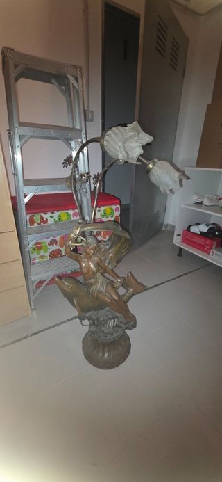 Lámpara de mesa con figura de sirena y delfín.