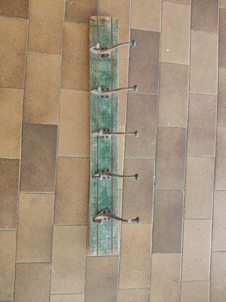 Percheros de madera y metal