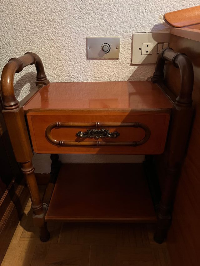 Mesita de noche de madera marrón