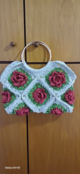 Bolso de mano tejido con flores