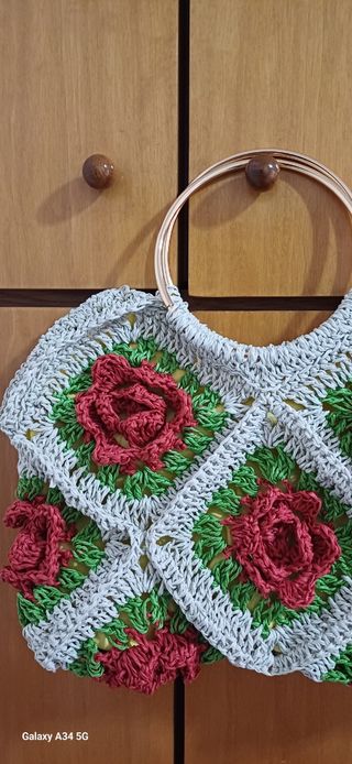 Bolso de mano tejido con flores