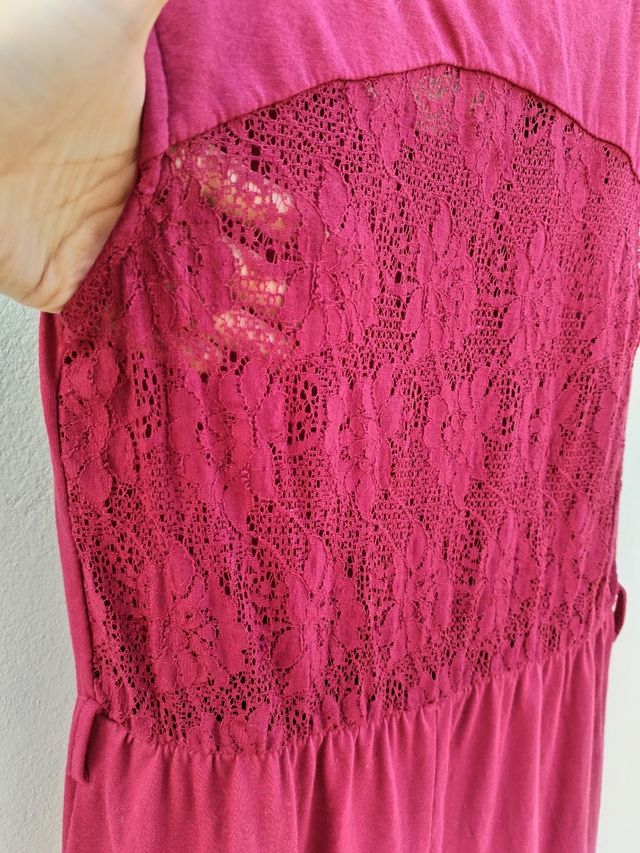 Vestido rojo con encaje