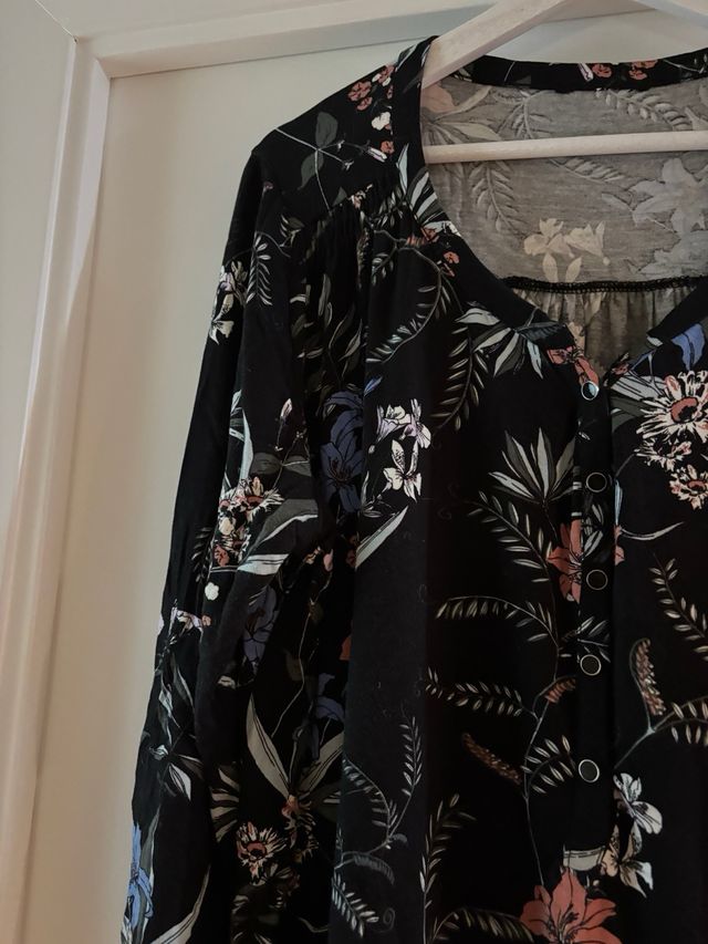 Camiseta estampada floral negra