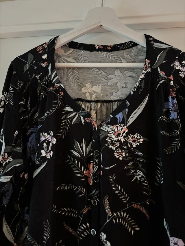 Camiseta estampada floral negra