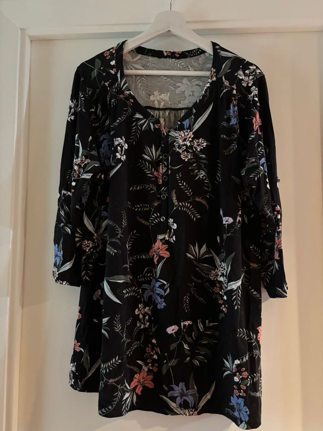 Camiseta estampada floral negra