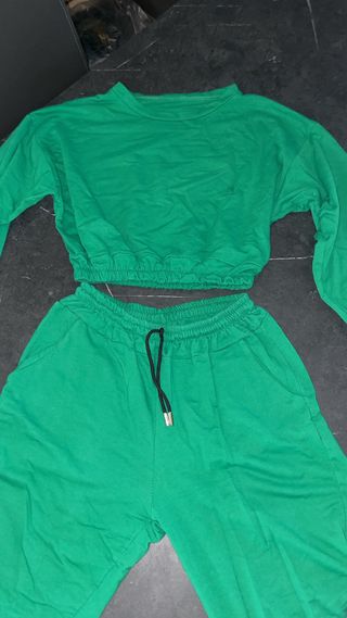 Completo verde crop top e pantaloni