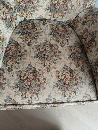 Sillón Orejero con Puff Floral